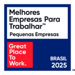 Imagem com arte promocional e texto “Melhores Empregos Para Trabalhar Pequenas Empresas”, com selo “Great Place To Work” ao lado e “BRASIL 2025”, em fundo azul e vermelho.