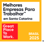 Arte promocional em fundo amarelo com texto “Melhores Empresas Para Trabalhar™ em Santa Catarina”, selo “Great Place To Work®” em vermelho e indicação “BRASIL 2025”.