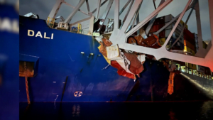 Vídeo: navio colide com ponte e estrutura desaba nos EUA; duas pessoas foram resgatadas