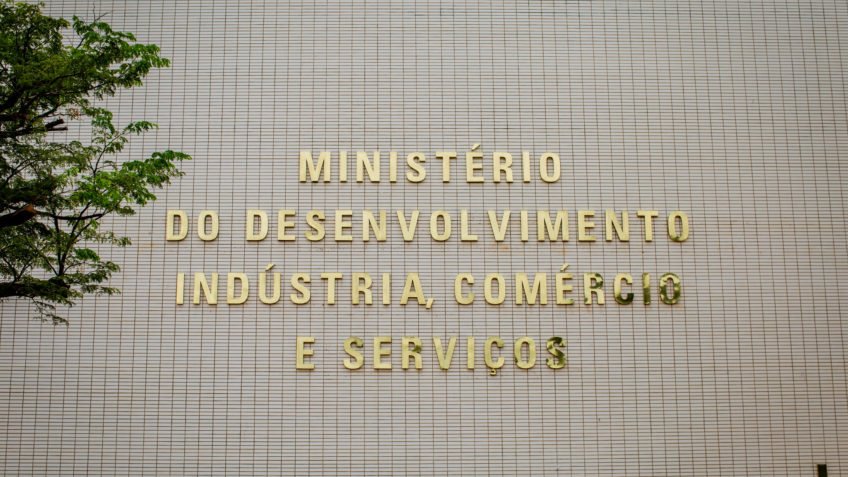 Analistas de comércio exterior suspendem operação após chuvas no RS... Leia mais no texto original: (https://www.poder360.com.br/economia/analistas-de-comercio-exterior-suspendem-operacao-apos-chuvas-no-rs/) © 2024 Todos os direitos são reservados ao Poder360, conforme a Lei nº 9.610/98. A publicação, redistribuição, transmissão e reescrita sem autorização prévia são proibidas.