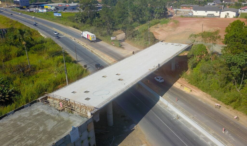 FIESC alerta para defeitos na pista da BR 470; prazo de conclusão preocupa