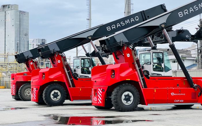 Porto recebe novas empilhadeiras gigantes, retomada plena das operações deve ser em agosto