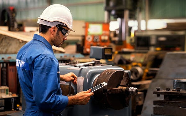 Produção industrial acelera queda e recua 0,9% em maio