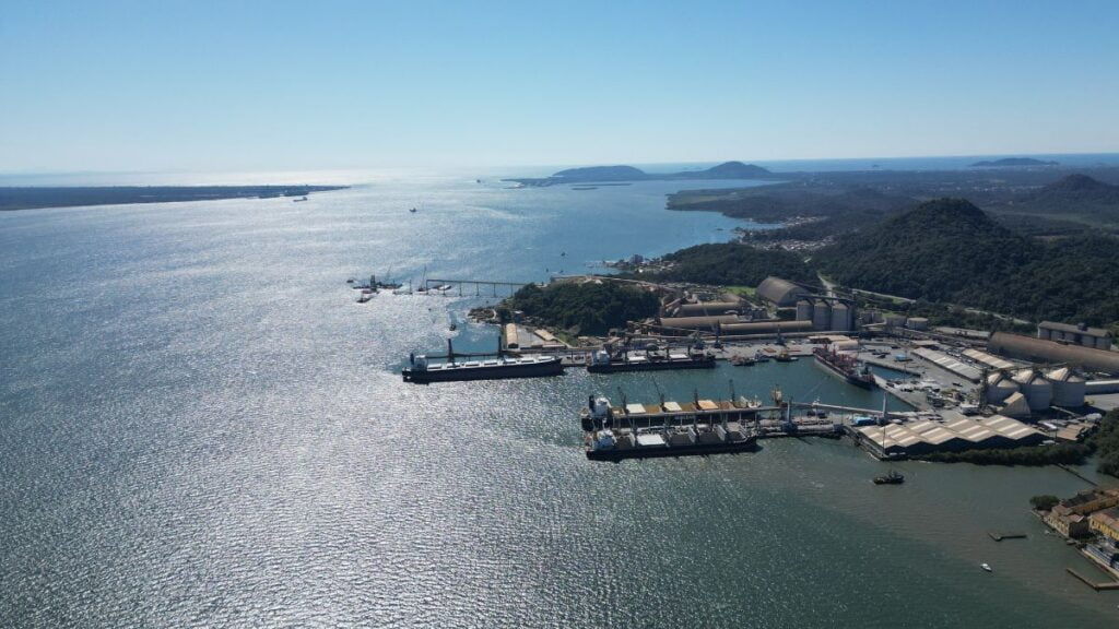 Com fila de navios, entidades “brigam” por preferência para atracar no maior porto de SC