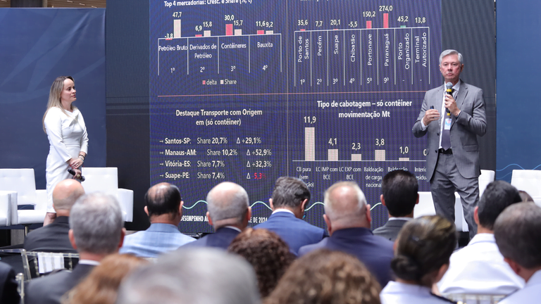 Movimentação de cargas conteinerizadas bate recorde no primeiro semestre do ano