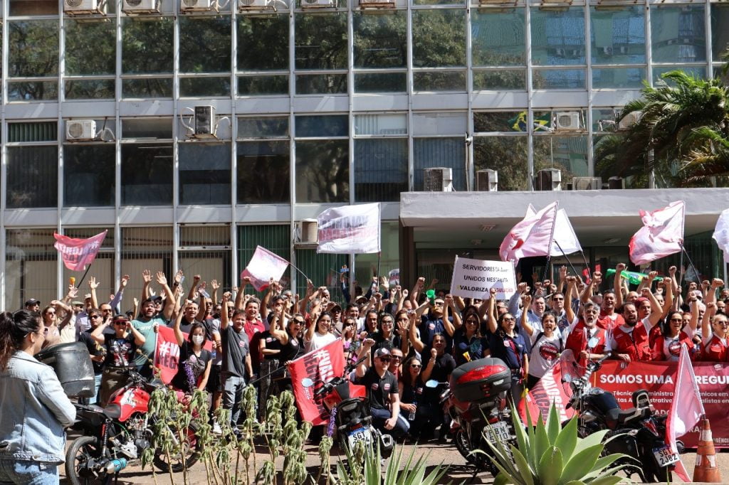 Servidores de agências reguladoras rejeitam proposta do governo e aprovam nova paralisação nacional de 72 horas