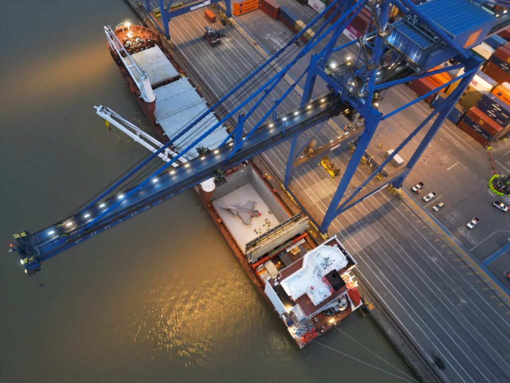 Portonave movimenta caça F-39 Gripen da Força Aérea Brasileira