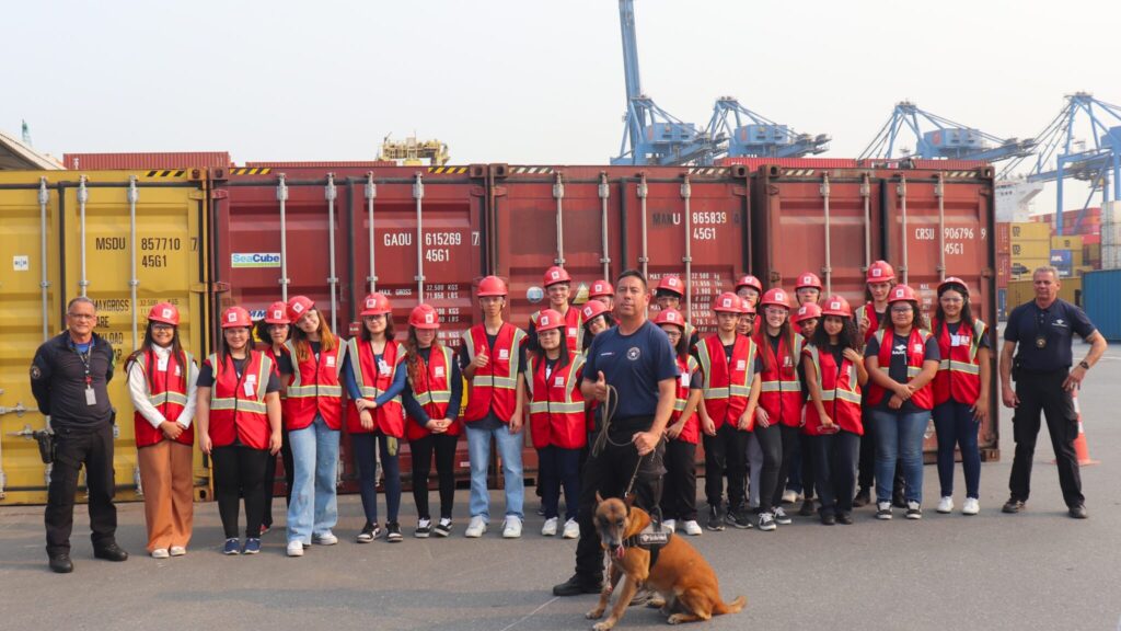 Portonave recebe jovens para o projeto conheça nossa aduana da Receita Federal