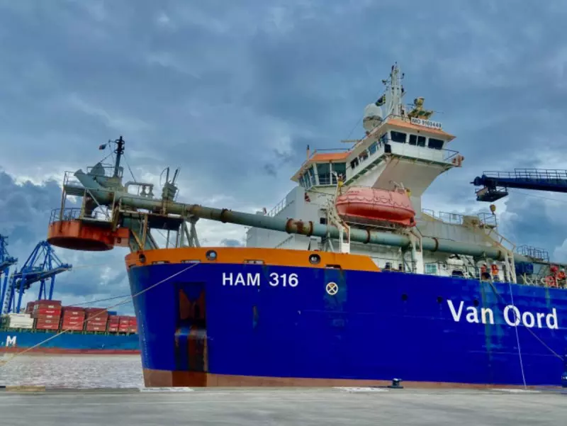 Acordo com empresas internacionais e novas exigências da Antaq buscam viabilizar o retorno da dragagem no Porto de Itajaí, interrompida desde agosto por dívida milionária.