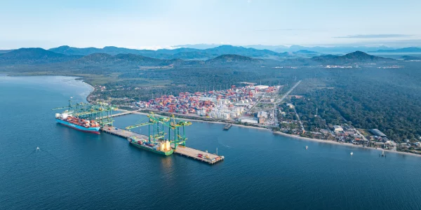 Porto Itapoá bate recordes de movimentação de navio e caminhões em novembro