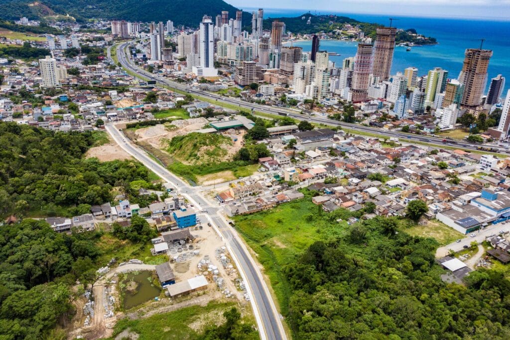 Com investimento de R$ 4,5 milhões do Estado, Jorginho Mello inaugura em Itapema avenida que vai melhorar o trânsito na marginal da BR-101