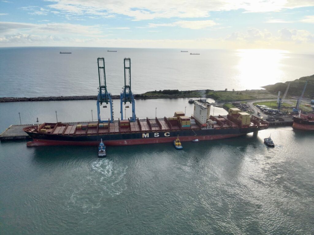 Navio com tamanho equivalente a três campos de futebol é o maior da história a atracar no Porto de Imbituba
