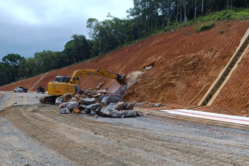 Obras do Binário da praia Brava seguem com retirada de rocha identificada no traçado da nova via