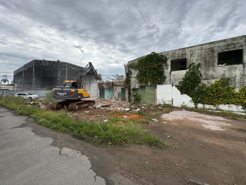 Demolição na Rua Tijucas marca continuidade de obra da Rua do Porto