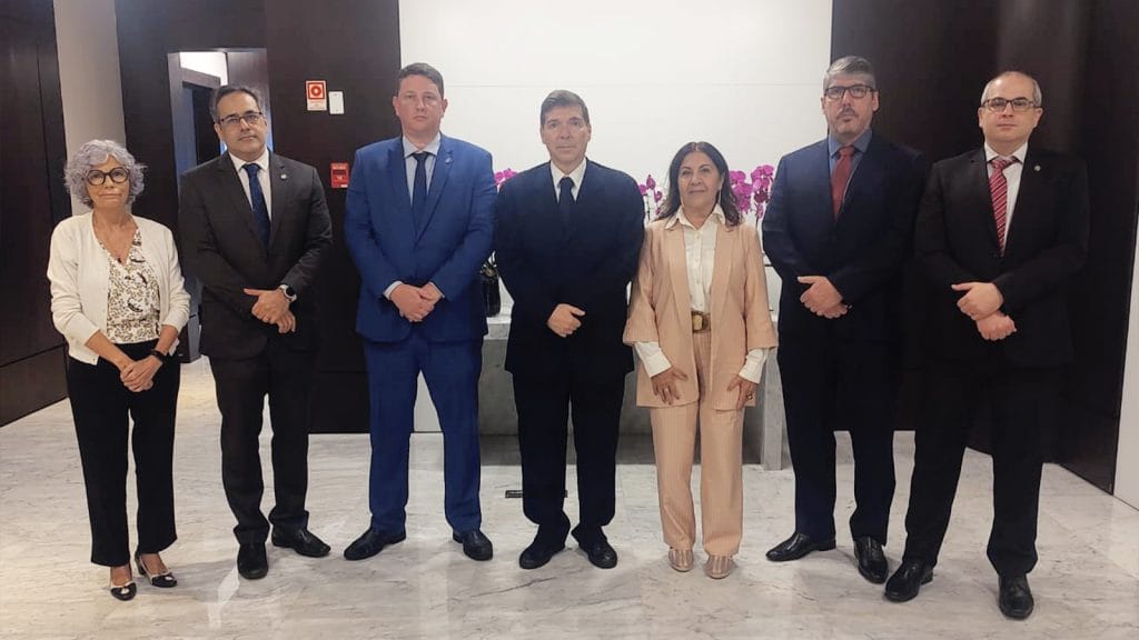 Categoria solicita intermediação da Fiesp para pressionar o governo a cumprir acordo salarial e encerrar paralisação que já impacta setores estratégicos como o comércio exterior.