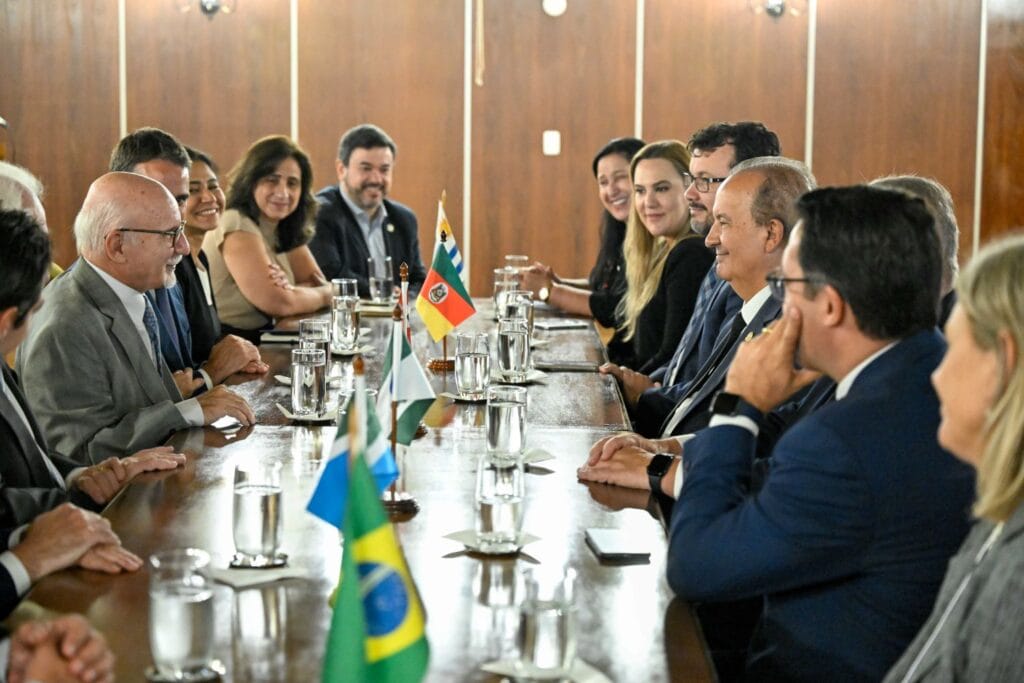 Jorginho Mello reforça integração regional em almoço na Embaixada do Uruguai