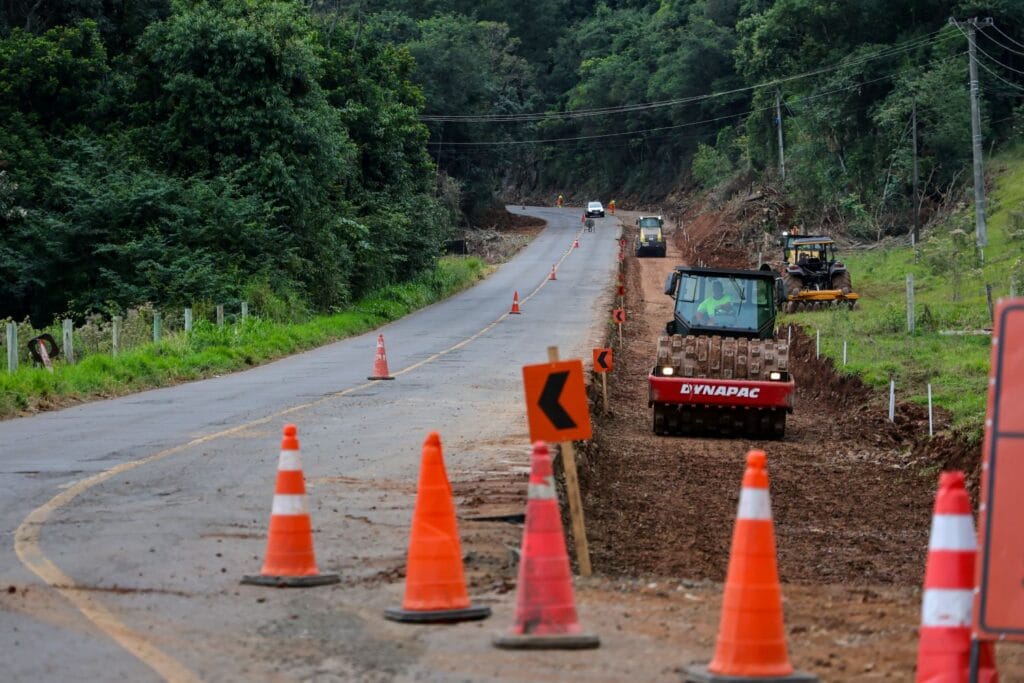 Jorginho Mello vistoria o avanço das obras da SC-283 entre Seara e Arvoredo