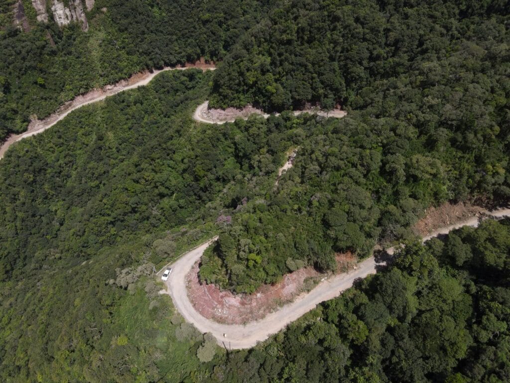 Obras de implantação asfáltica na Serra do Corvo Branco estão mais de 30% concluídas