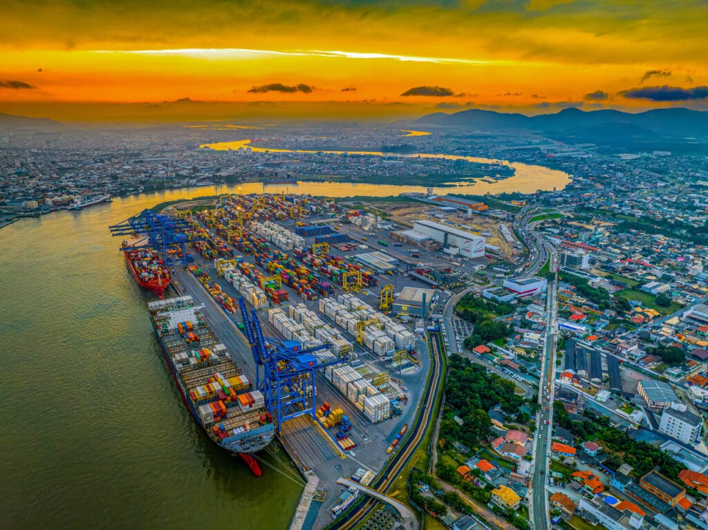 Portonave investe R$ 439 milhões em scanners, empilhadeiras e guindastes elétricos