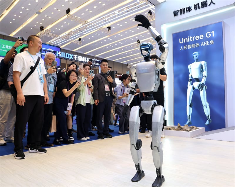 Robôs de serviço atraem atenção de industriais de SC em missão na China