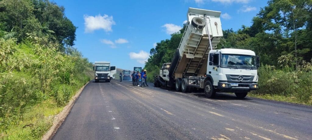 SC-281, entre Atalanta e Ituporanga, está com 50% da pavimentação asfáltica concluída
