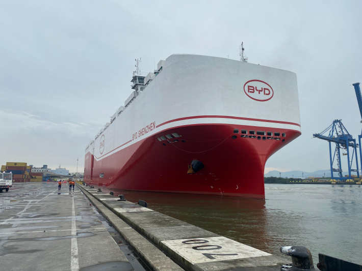 Navio BYD Shenzhen chega ao Porto de Itajaí com mais de 7 mil carros chineses