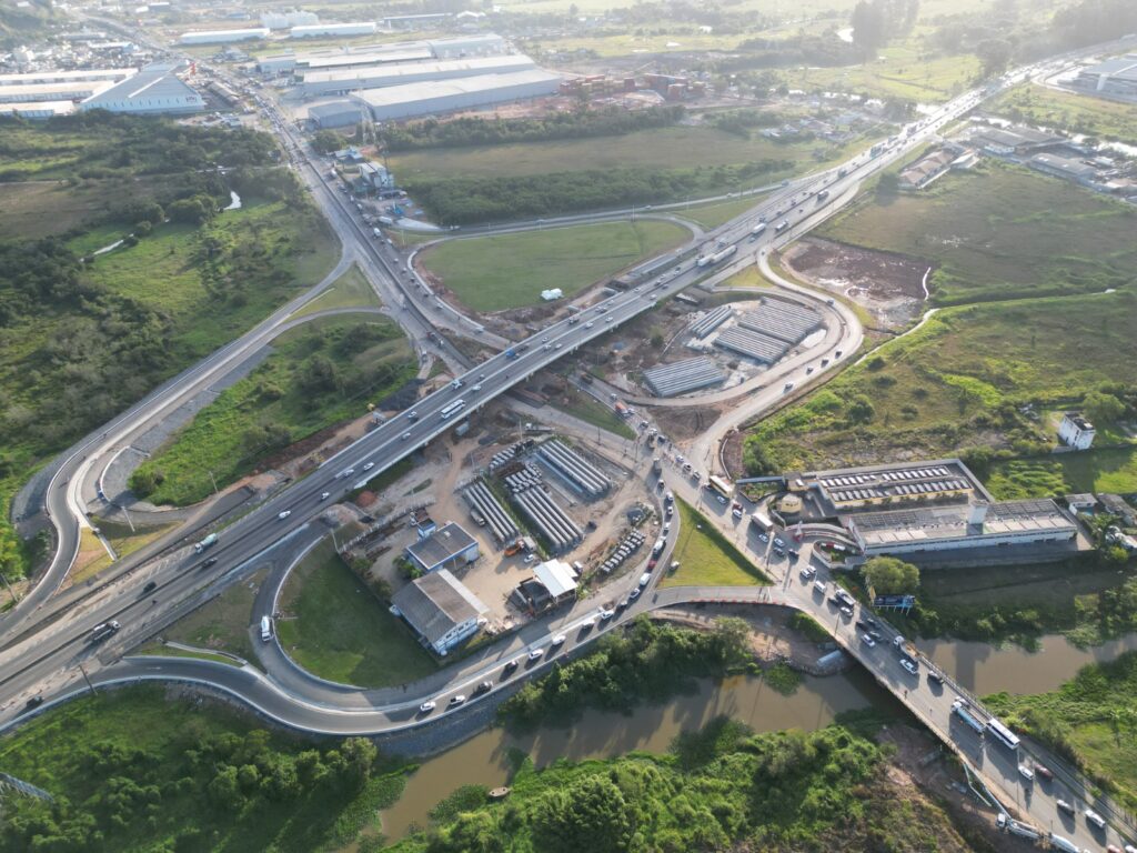 Obra na interseção da BR-101 com a SC-486 em Itajaí ultrapassa 75% de execução e segue em ritmo acelerado