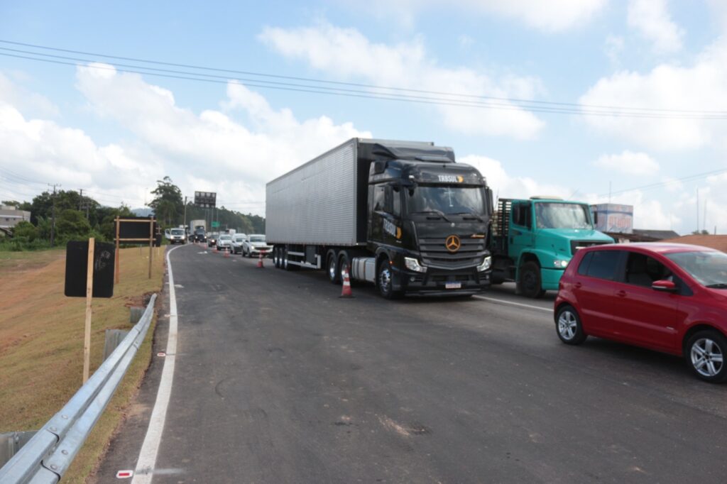 Obras de viaduto provocam alterações no trânsito na interseção da BR-101 com a SC-486 em Itajaí