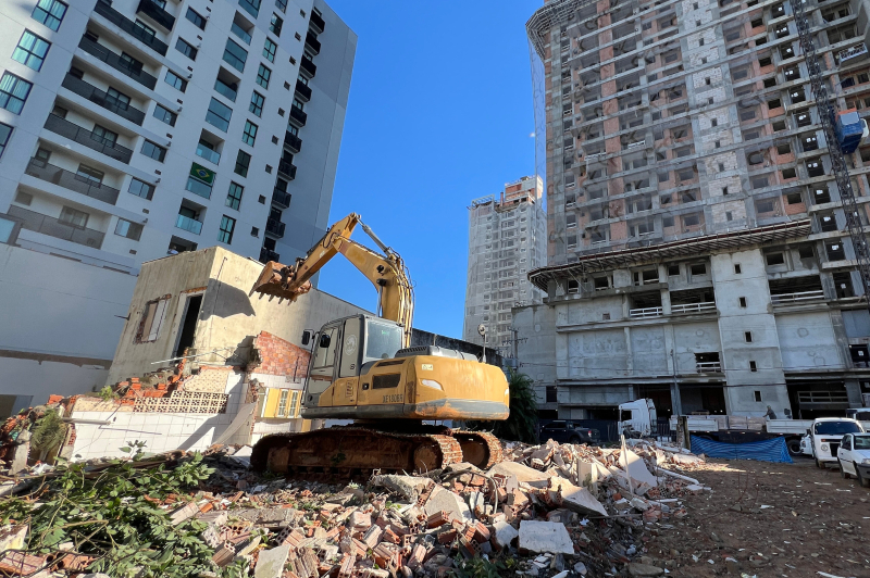 Demolição de Imóveis abre caminho para eixo viário entre Itajaí e Balneário Camboriú