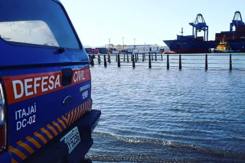 Massa de ar frio e Mar agitado colocam Itajaí em alerta