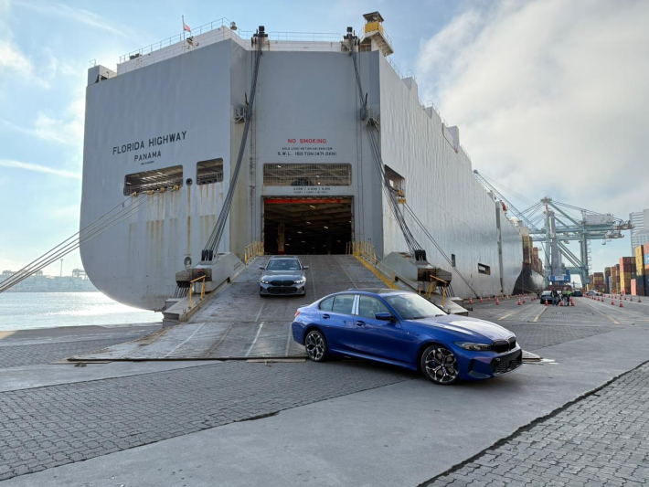 Porto de Itajaí recebe navio com 777 carros de luxo da BMW