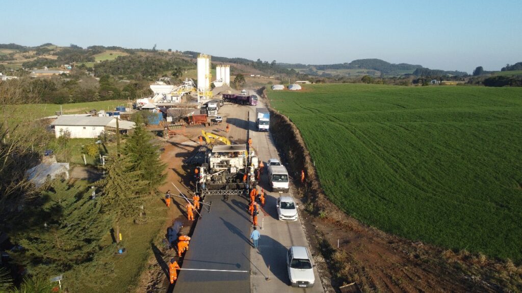 Obra de pavimento em concreto da SC-305, no Extremo Oeste, está 70% concluída