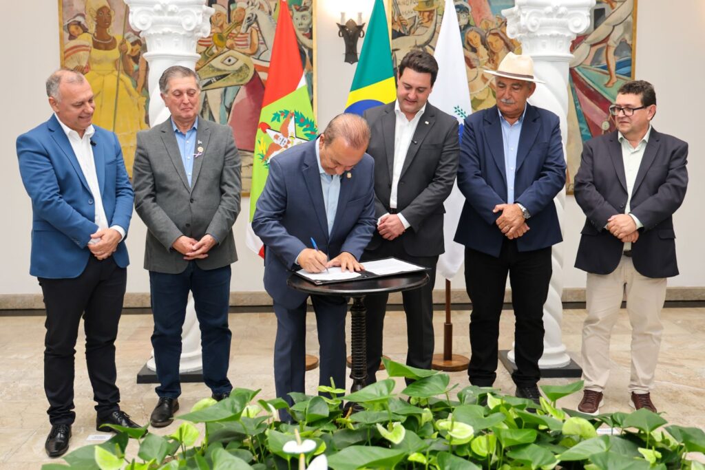 Santa Catarina e Paraná assinam acordo sobre royalties do petróleo que vai garantir R$ 340 milhões em obras de infraestrutura