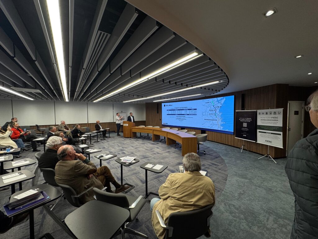 Secretário da Infraestrutura atualiza obras do Programa Estrada Boa em reunião na Fiesc