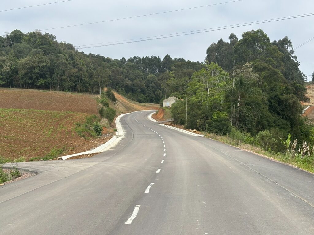 Estrada Boa: asfaltamento da SC-281 entre Atalanta e Ituporanga está 90% concluído