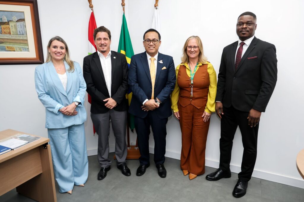 Cônsul da Malásia faz primeira visita a Santa Catarina para cooperação em comércio, tecnologia e educação