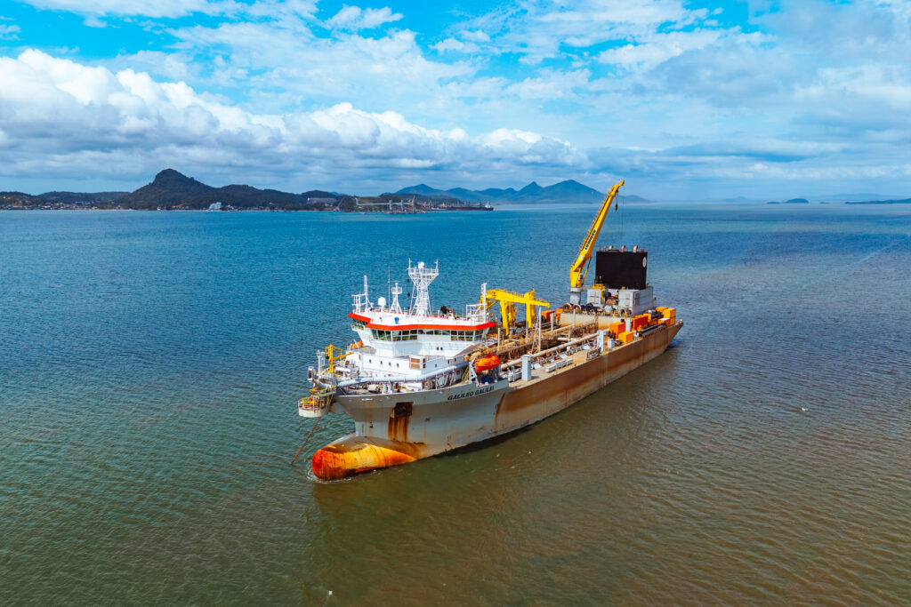 Draga chega à Baía da Babitonga para aprofundamento do canal e engordamento de praia