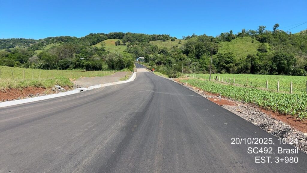 Estrada Boa: pavimentação da SC-492 no Extremo Oeste entra na fase final