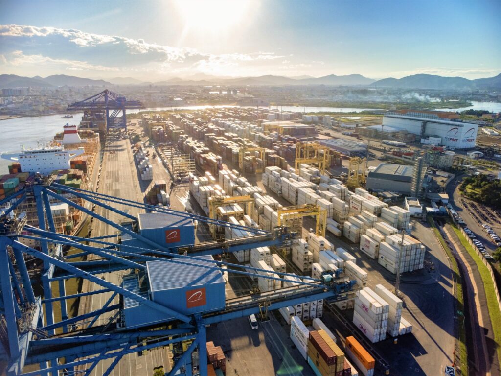 **Subtítulo:** Tarifa de 50% imposta pelos Estados Unidos reduz drasticamente as exportações catarinenses, afetando setores industriais e alterando o ranking dos principais destinos de SC. --- **Resumo:** 📉 As **exportações de Santa Catarina para os Estados Unidos** sofreram uma **queda de 55% em setembro**, reflexo direto do **tarifaço de 50%** aplicado pelo governo norte-americano sobre produtos brasileiros. O valor exportado caiu para **US$ 78,7 milhões**, com destaque para a retração nas vendas de **partes de motor (-57,1%)**, **móveis (-14,5%)** e **motores elétricos (-11,9%)** — segmentos estratégicos da pauta exportadora catarinense. Segundo o **presidente da FIESC, Gilberto Seleme**, os efeitos já se refletem no **emprego industrial**, reforçando a necessidade de um **diálogo técnico entre Brasil e EUA** para reverter o cenário. Apesar do impacto nas exportações ao mercado americano, o **acumulado do ano** ainda mostra **crescimento de 5,1% nas vendas externas de SC**, impulsionado pela alta nas exportações de **carne suína (+19,1%)**, **aves (+8,5%)** e **soja (+21,2%)**. No mesmo período, as **importações** aumentaram **2,54%**, totalizando **US$ 25,43 bilhões**, com **China e EUA** permanecendo entre os principais parceiros comerciais. O estudo da FIESC destaca que a **diversificação de destinos e produtos** será fundamental para sustentar a competitividade catarinense no comércio internacional.