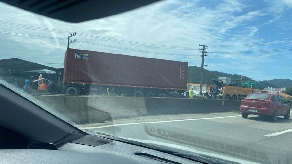 Filas quilométricas se formam na BR-101 em Itajaí após acidente com contêiner