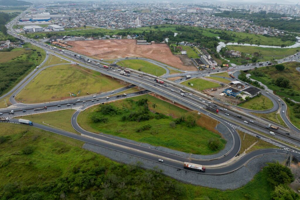 Governo do Estado libera viaduto da marginal direita na interseção da SC-486 com a BR-101 em Itajaí