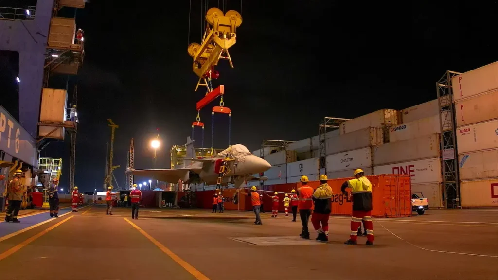 Portonave recebe oitava carga de aeronave de caça da Força Aérea Brasileira