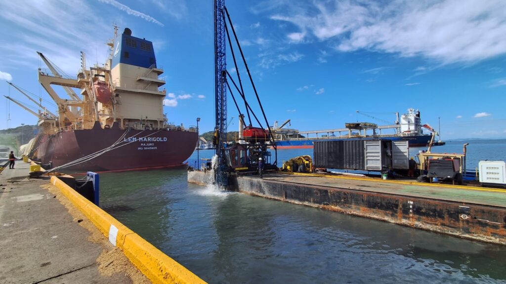 Derrocagem de pedra submersa é retomada no Porto de São Francisco