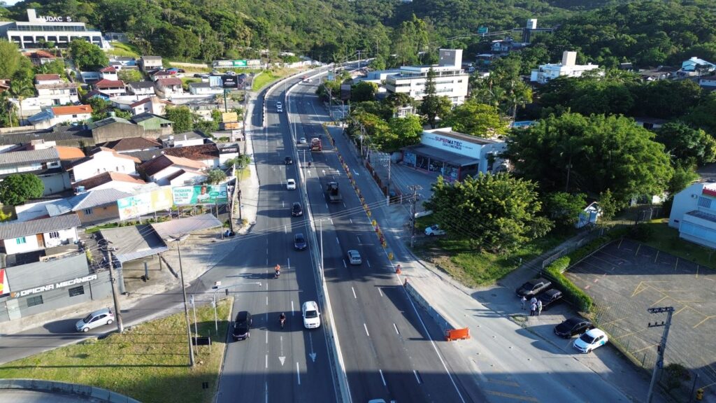 Governador Jorginho Mello libera terceira pista da SC-401 para aliviar trânsito na temporada de verão