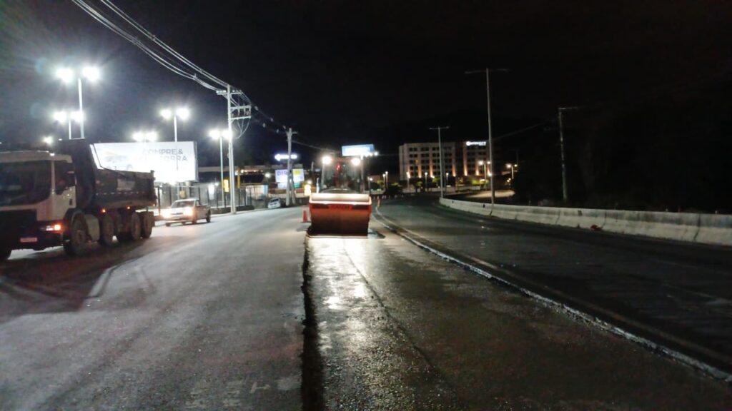 Interdição de pista da SC-401 para obras de triplicação terá alteração de horário a partir desta quinta