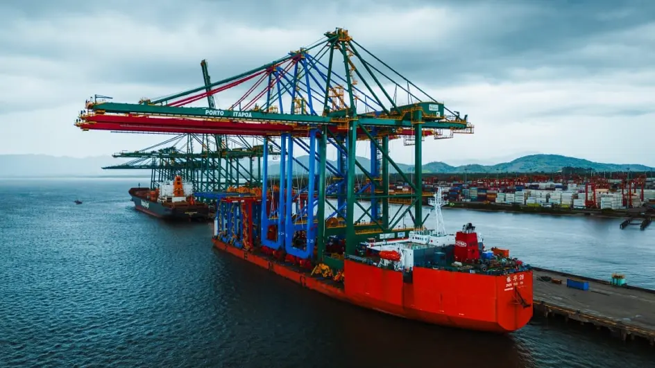 Porto de SC recebe novo guindaste, com “braço” de 70 metros para movimentar contêineres