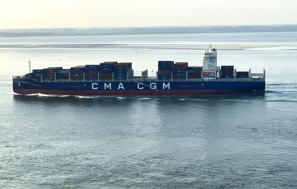 CMA CGM confirma perda de 58 contêineres no Mediterrâneo e aciona autoridades após incidente próximo a Malta