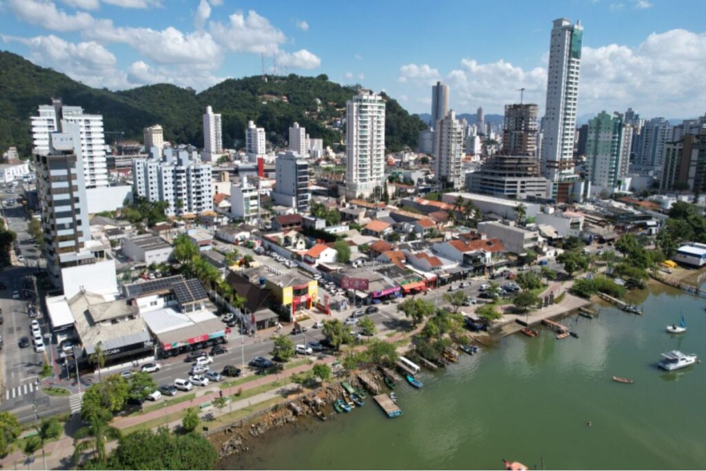 Cidade de SC supera capitais e figura entre as maiores arrecadações de impostos do país