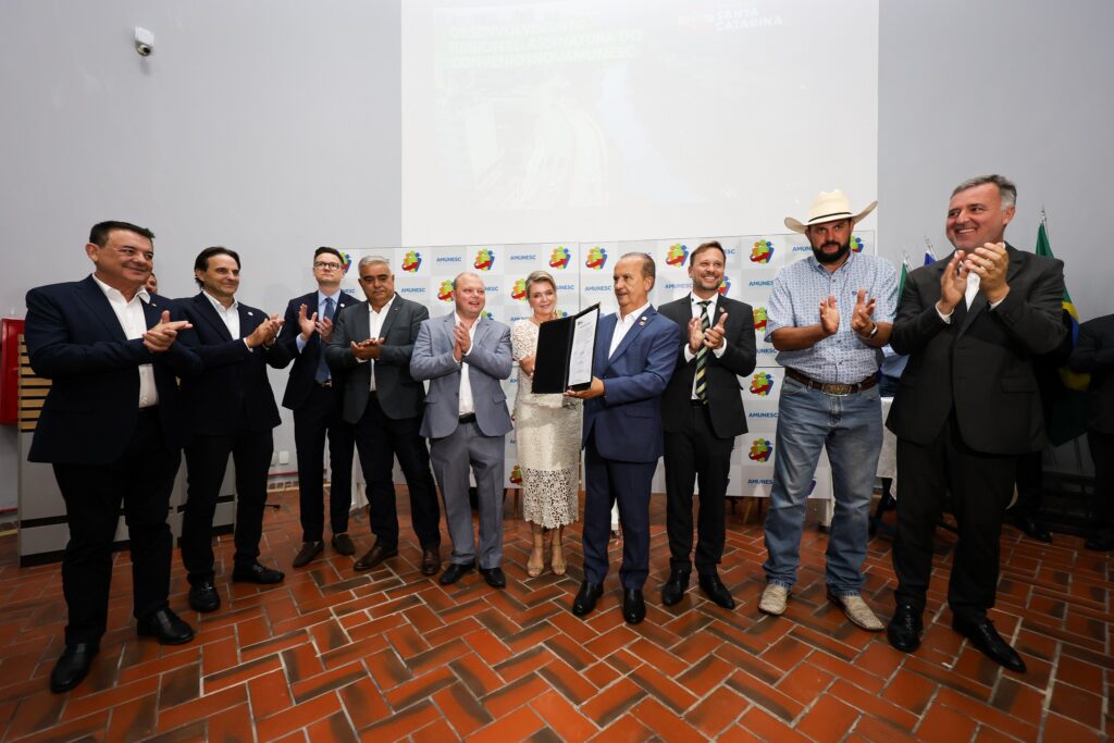 Governador Jorginho Mello participa da posse da nova diretoria da AMUNESC em Joinville e anuncia R$ 10 milhões para projeto regional