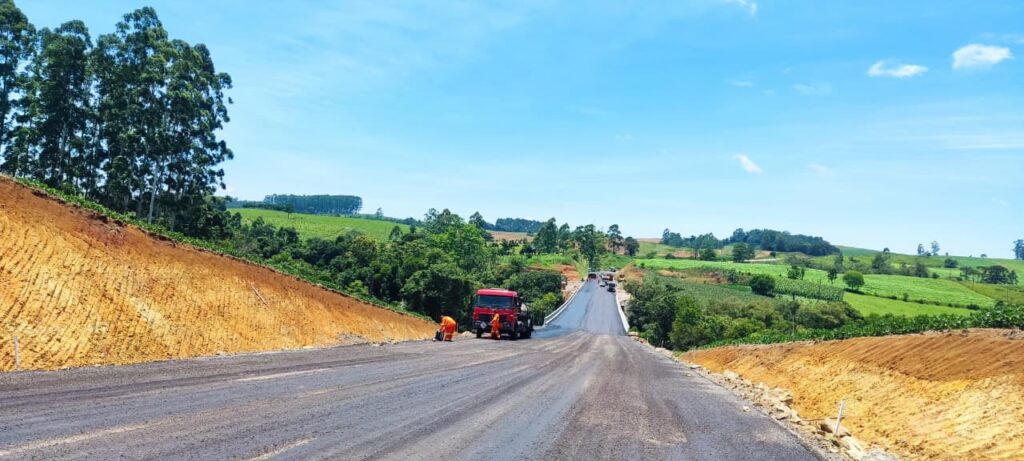 Pavimentação da SC-281 entre Atalanta e Ituporanga entra na reta final e será concluída no primeiro semestre